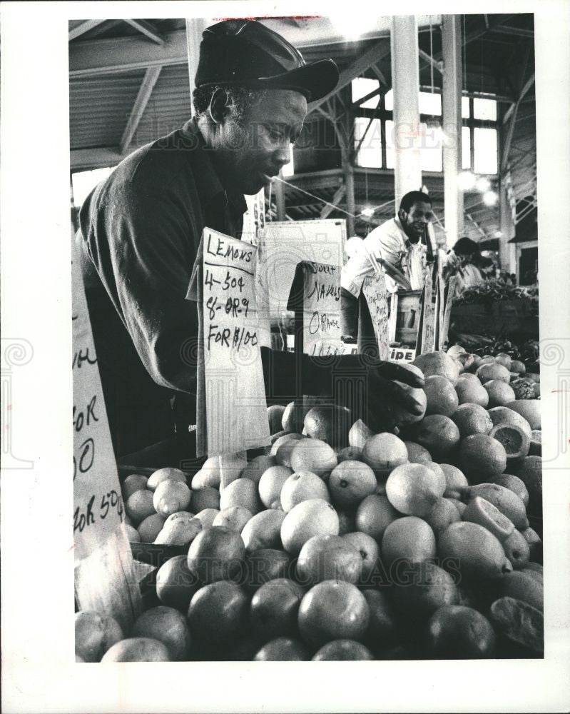1983 Press Photo Eddie Toplin Sr selling oranges - Historic Images