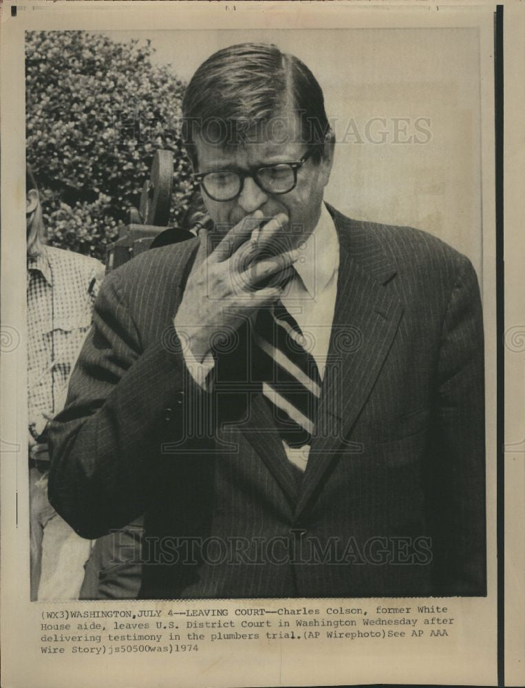 1974 Press Photo Charles Colson leaving court watergate - Historic Images