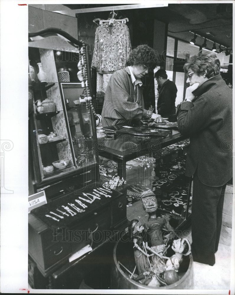 1977 Press Photo Virginia Dulany Hyman China Shop - Historic Images
