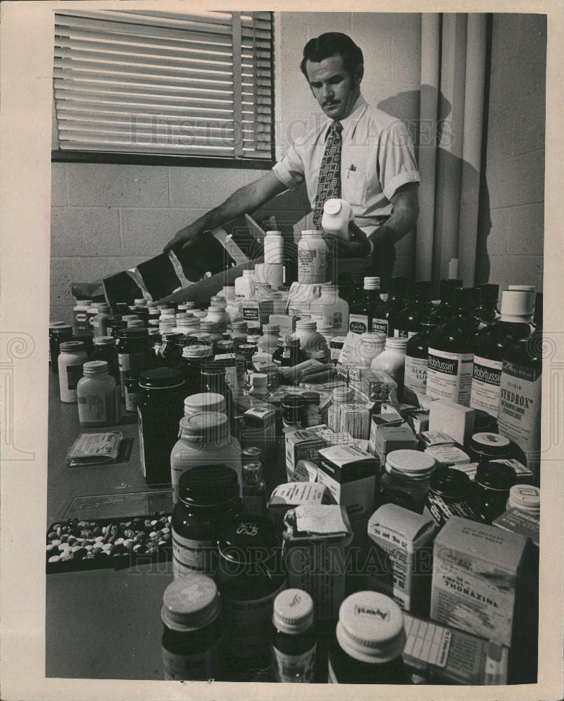 1972 Press Photo Raid Drug - Historic Images