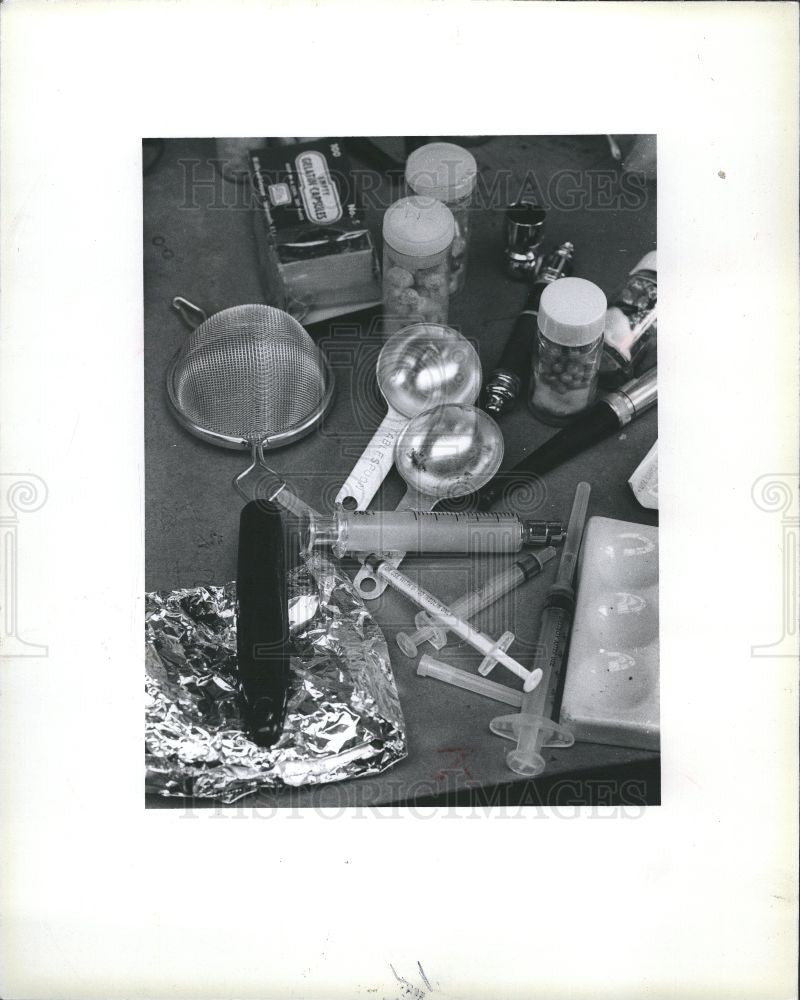 1988 Press Photo Drug abuse Paraphernalia - Historic Images