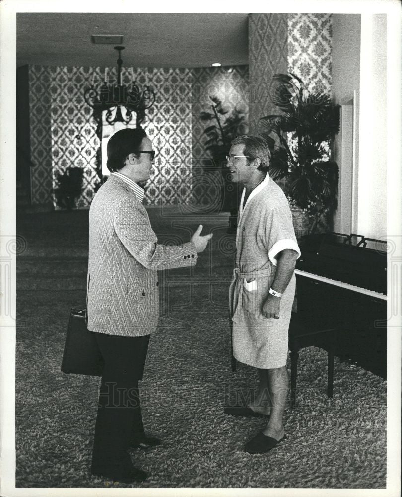 Press Photo Como Neal Perito rehearsal discussing - Historic Images