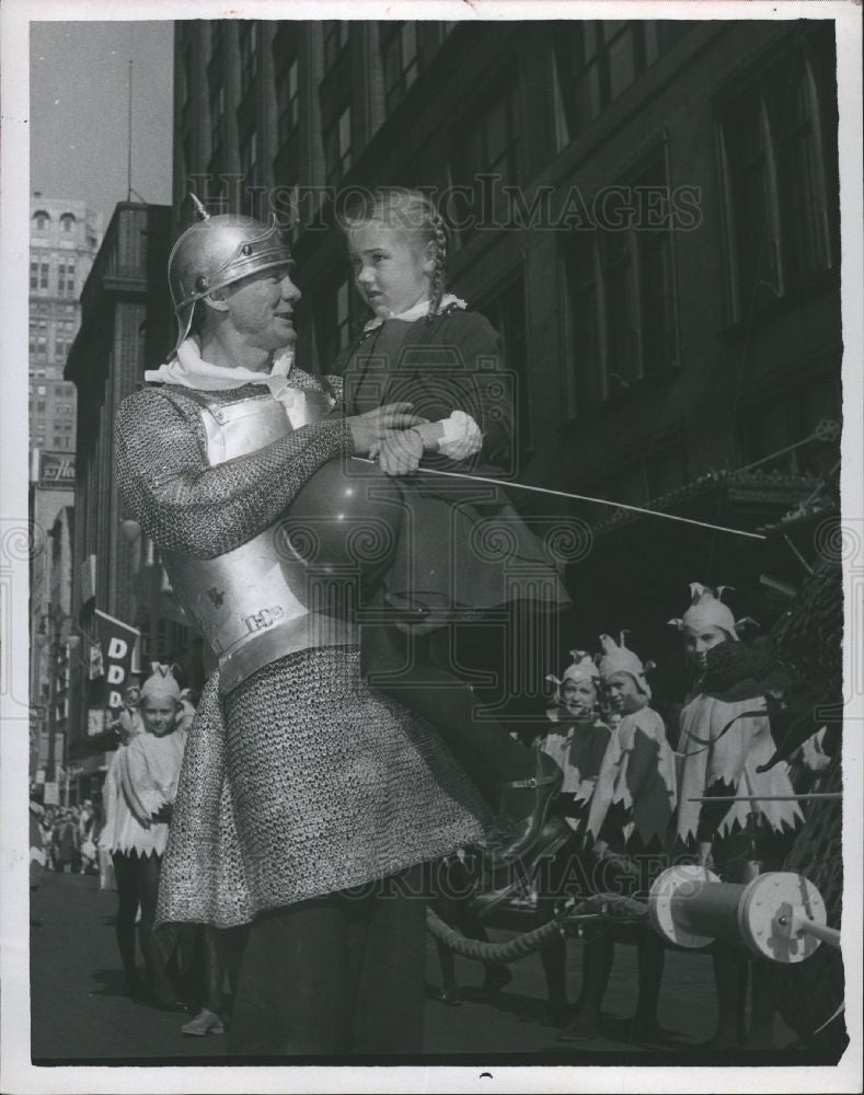 1958 Press Photo Man in Chain Mail and Girl parade - Historic Images