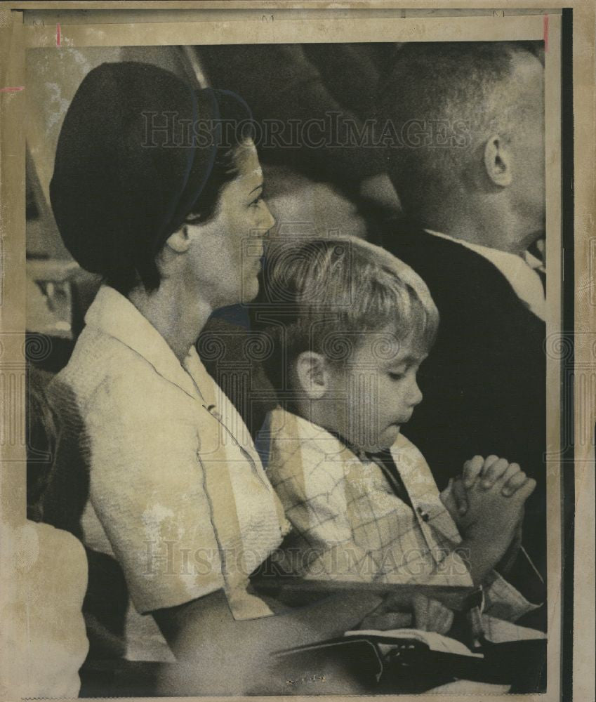 1969 Press Photo Boy Church Mother Praying - Historic Images