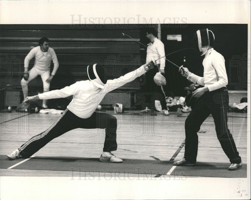 1983 Press Photo Lange Lunges Wayne State Fencing - Historic Images