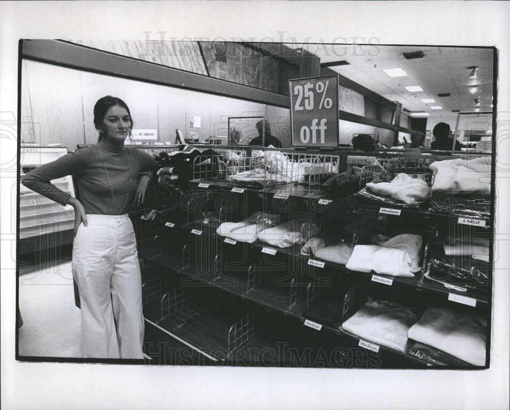 1973 Press Photo Nancy Ketcham sales clerk - Historic Images