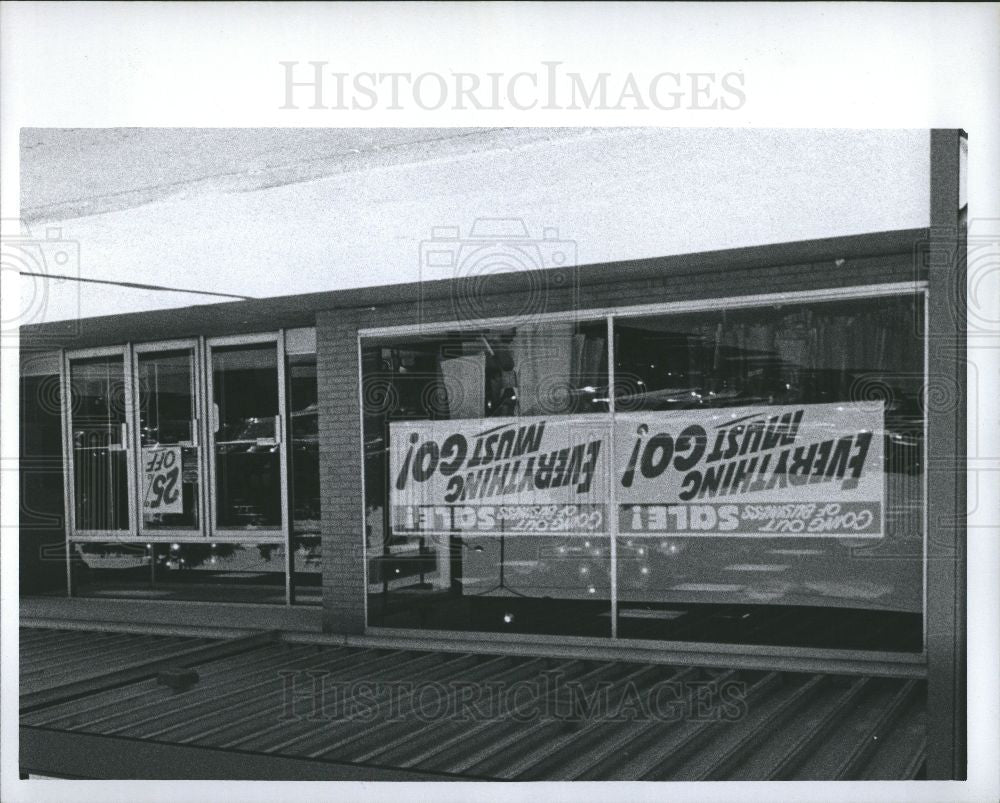 1973 Press Photo Federals Store Drayton Plains Closing - Historic Images