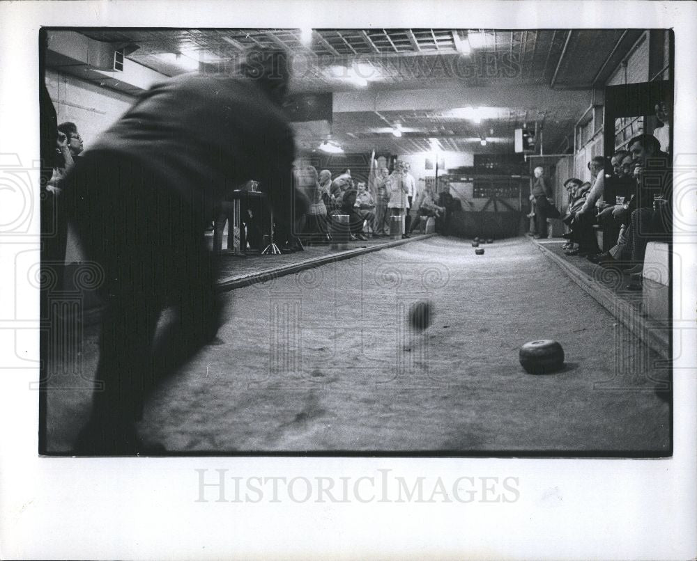 1973 Press Photo Feather bowling balls alley sport - Historic Images