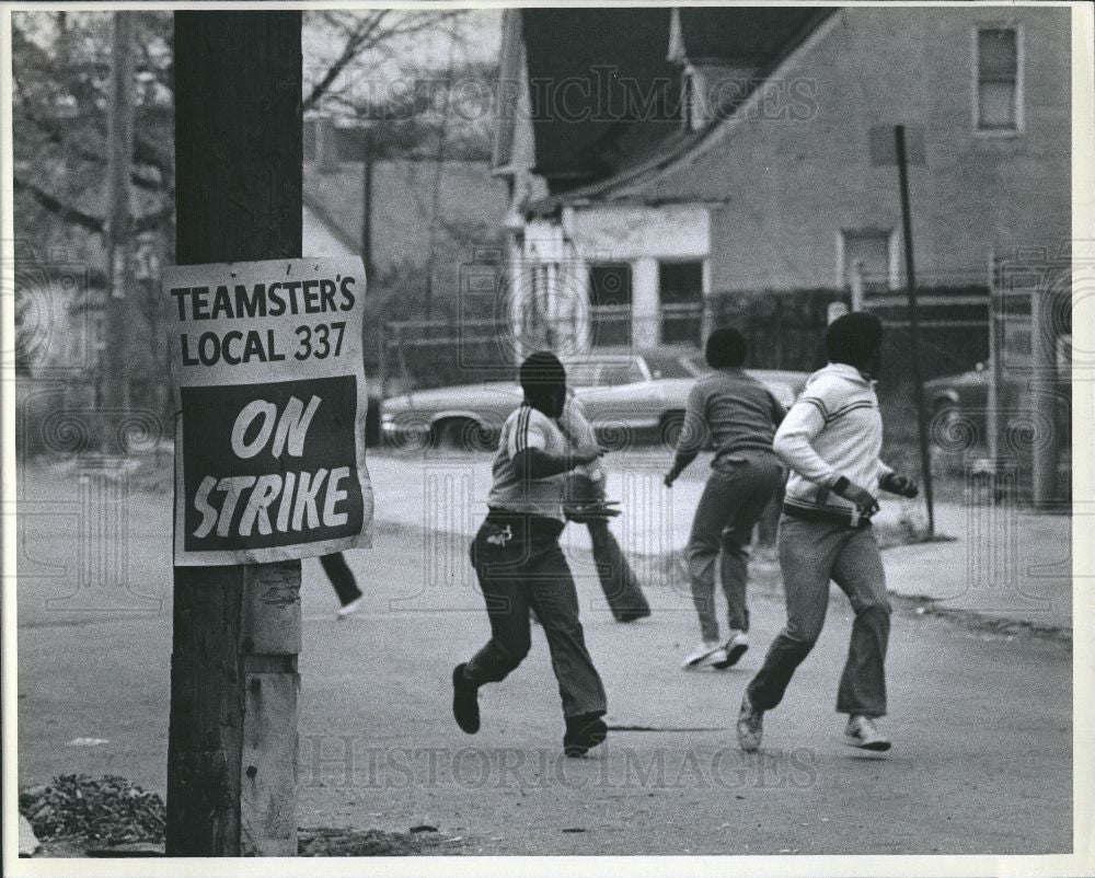 Press Photo Faygo labor strike picketers - Historic Images