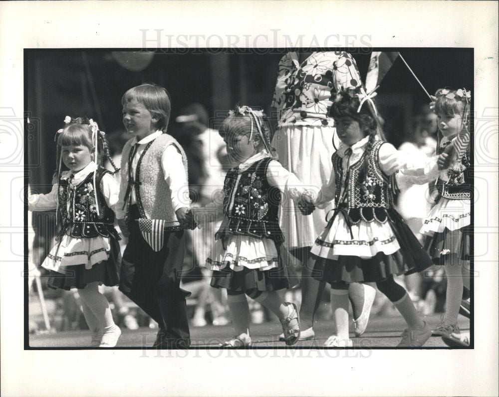 1988 Press Photo Fashion Ethnic 1988 - Historic Images