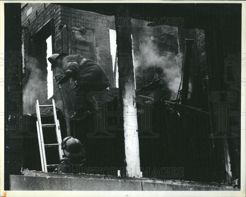 1985 Press Photo Detroit Firefighters Beniteau Fire - Historic Images