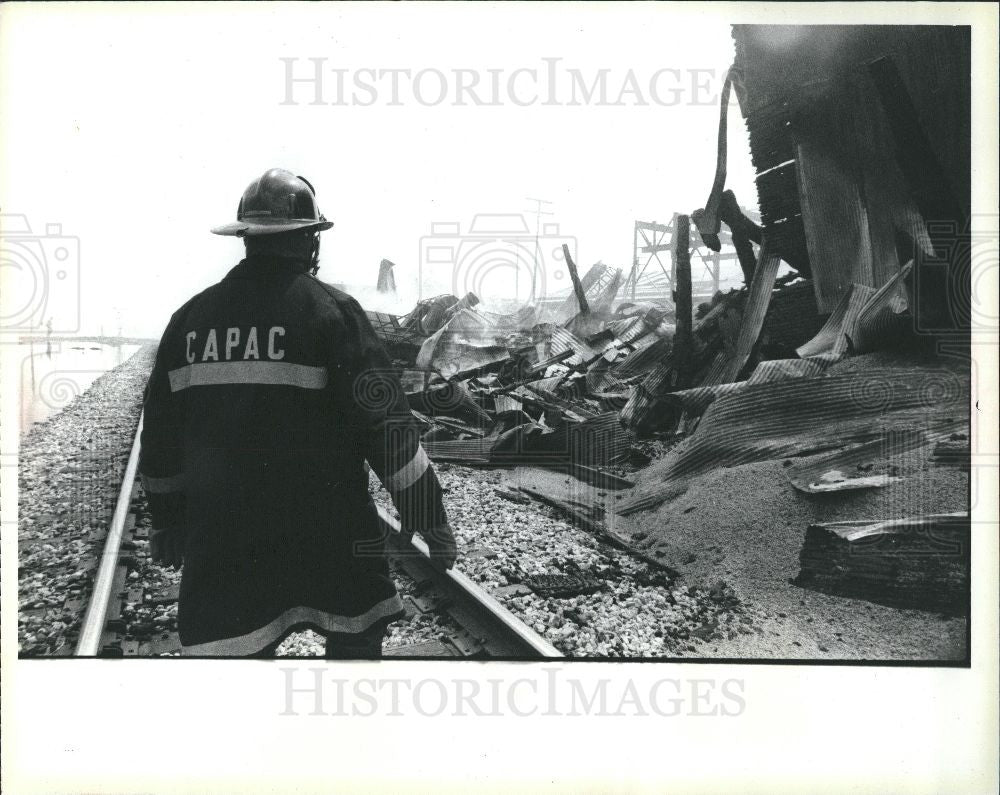 1984 Press Photo Firefighter fire grain elevator Capac - Historic Images