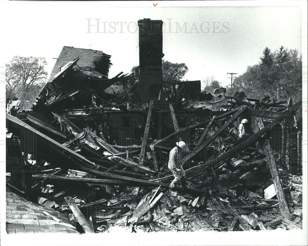 1982 Press Photo Mike Tedford Fire Old Mill Waterford - Historic Images