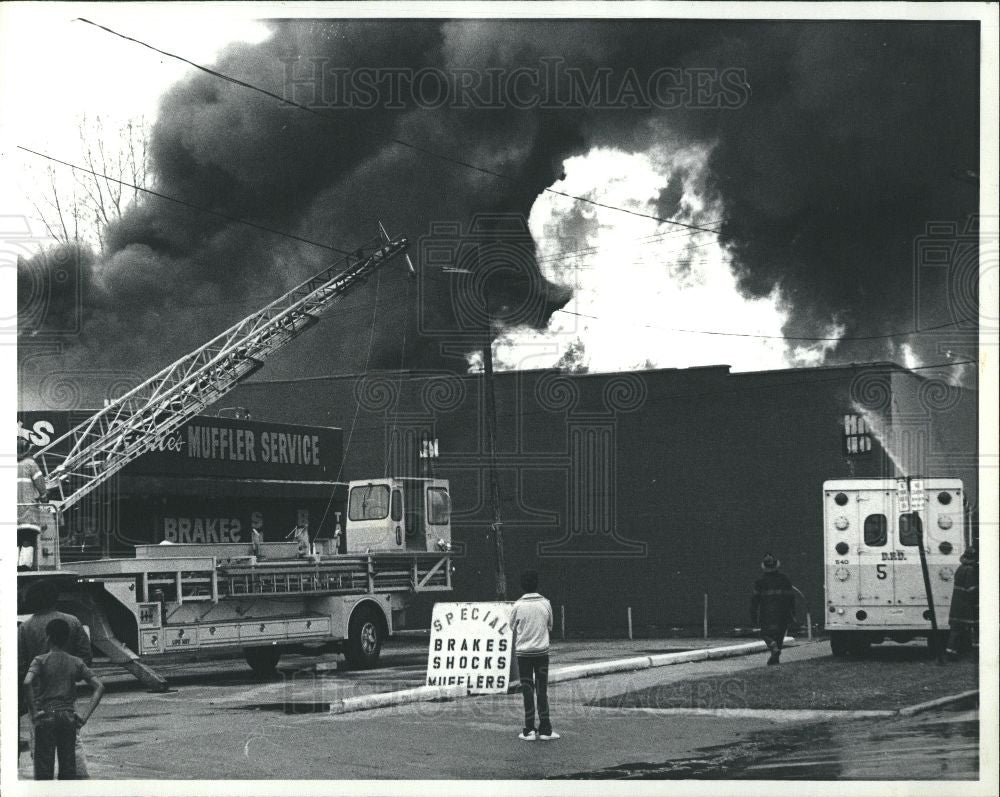 1981 Press Photo Fire 1981 Blaze wrecks bowling alley - Historic Images