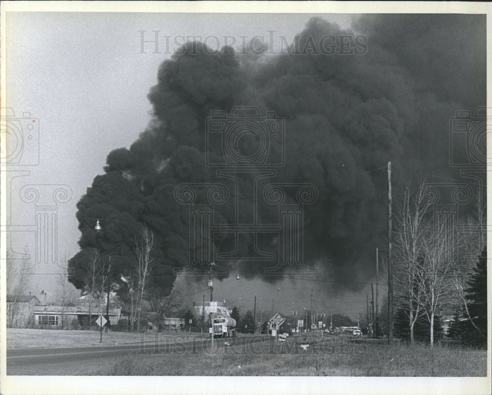 1979 Press Photo Clark Oil Tank Fire Taylor Gasoline - Historic Images
