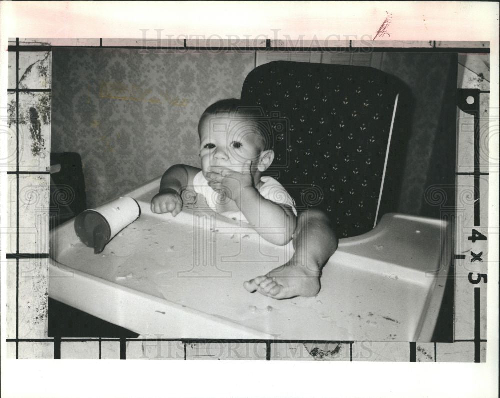 1990 Press Photo Contortionist baby - Historic Images