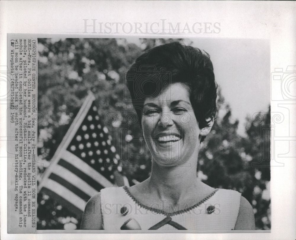 1969 Press Photo Mrs.Pat Collins smile after moon land. - Historic Images