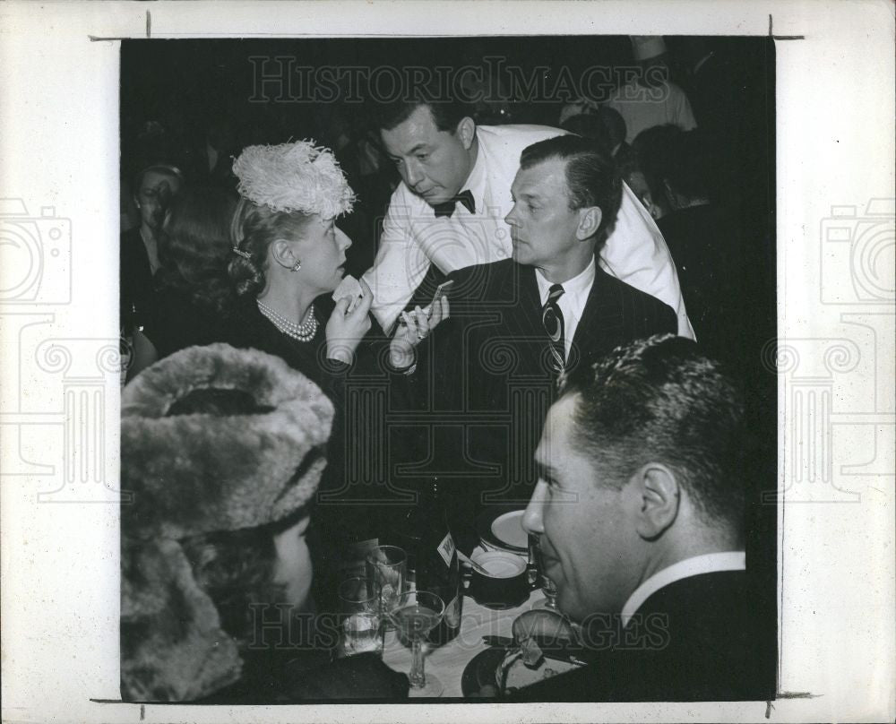 1945 Press Photo Joseph Cotten Wife Lenore Kipp Waiter - Historic Images