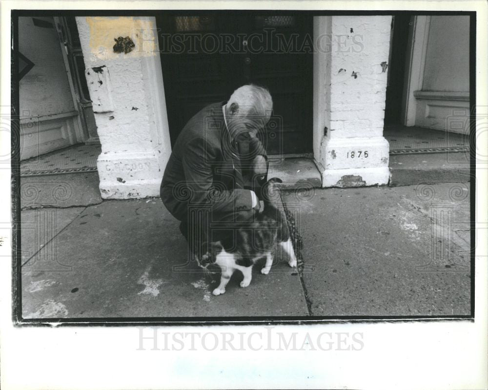 1989 Press Photo Charles Costa Candidate Petting Cat - Historic Images