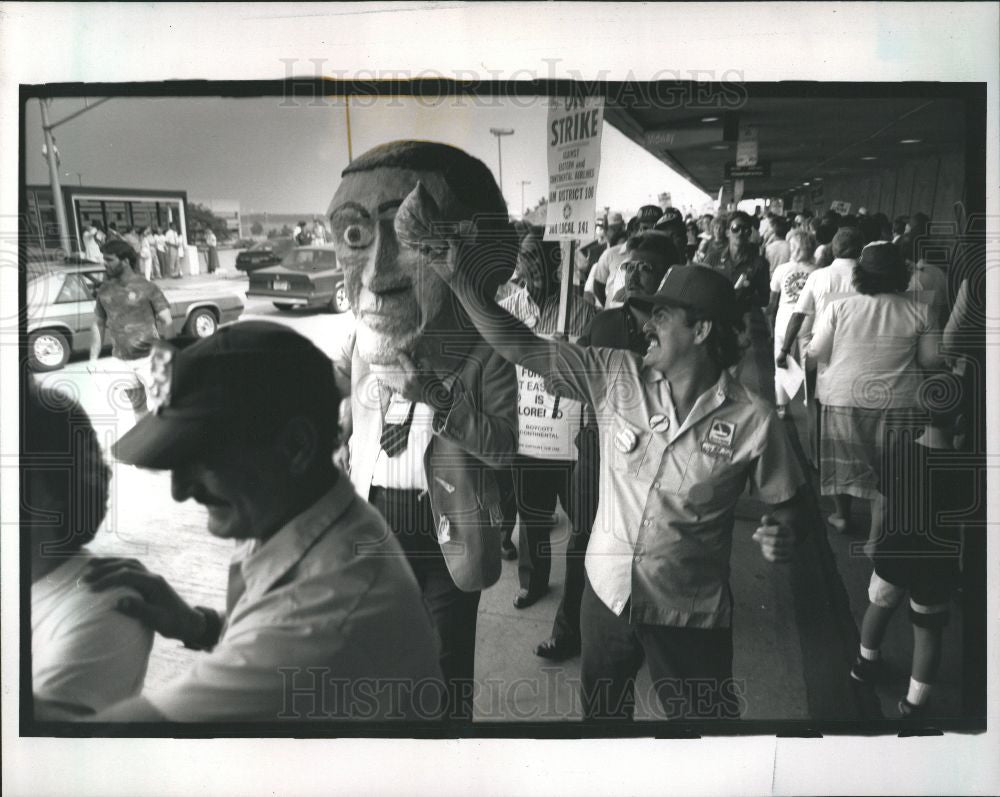 1989 Press Photo Eastern&#39;s takeoff protested - Historic Images