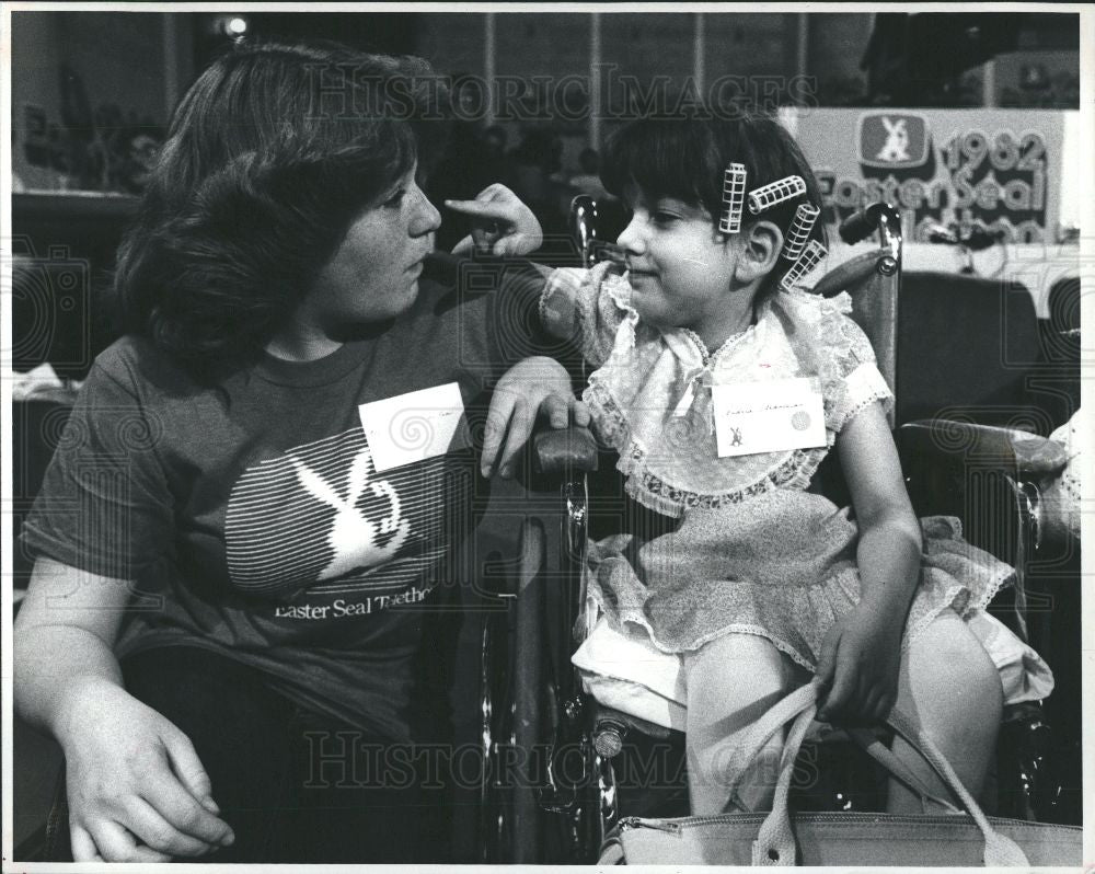 1982 Press Photo Andrea Aranosian clown handicapped - Historic Images