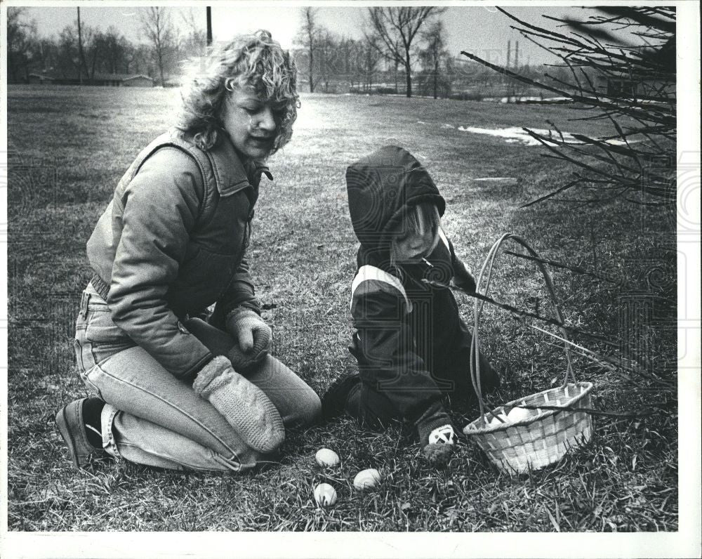 1982 Press Photo Danny Sprague Easter Egg Patton Park - Historic Images