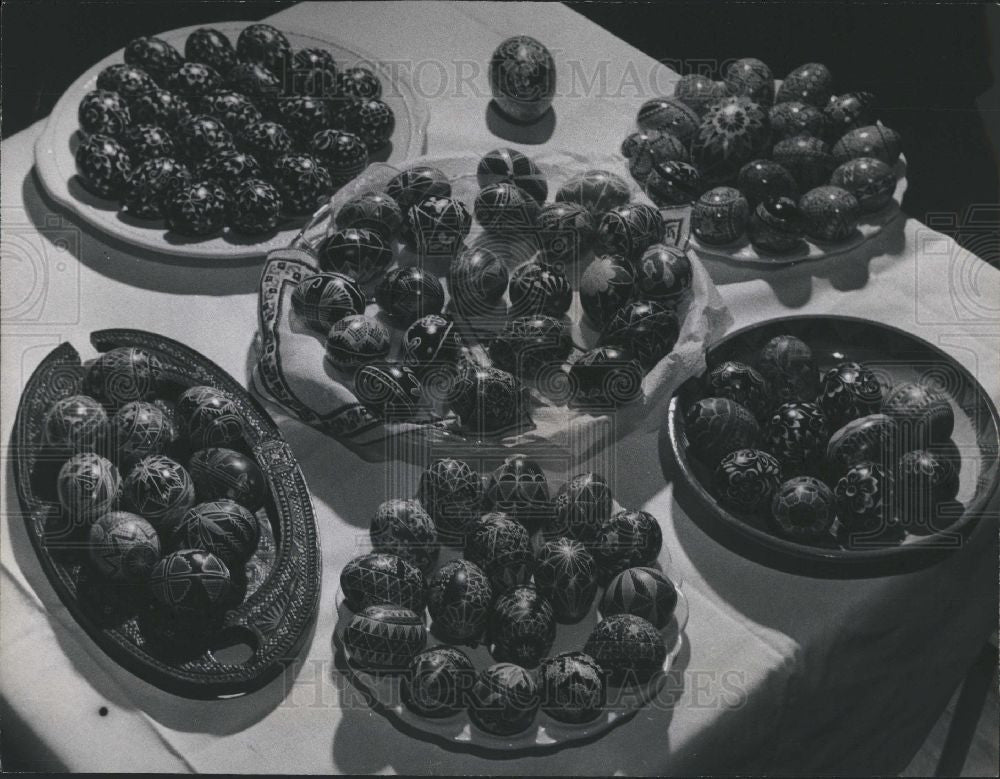 1954 Press Photo Easter Eggs Decoration Wrigley Detroit - Historic Images
