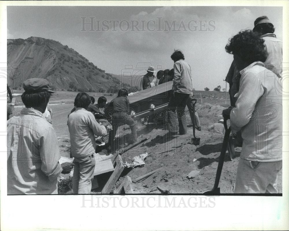 1985 Press Photo mexico city earthquake dead burial - Historic Images