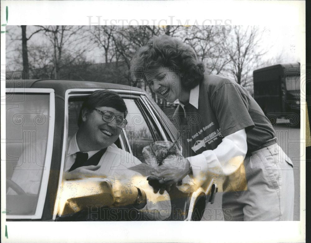 1990 Press Photo Ford Motor Earth Day Pine Seedlings - Historic Images