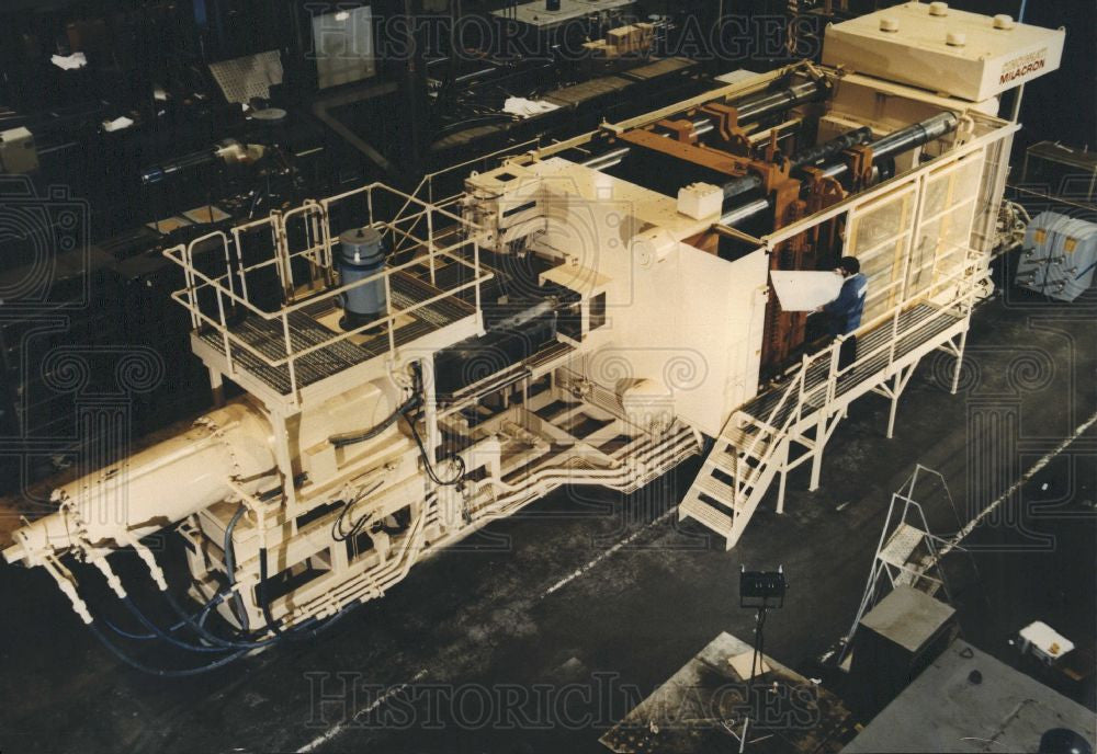 1986 Press Photo DUPONT injection molding machine - Historic Images