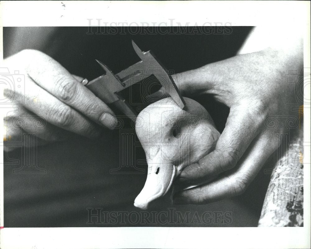 1952 Press Photo Berg carving ducks - Historic Images