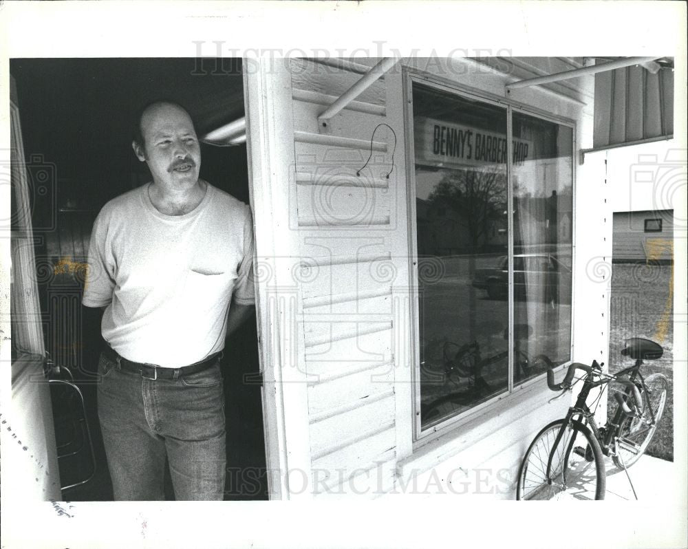 1992 Press Photo Benny&#39;s Barber Shop Berg - Historic Images