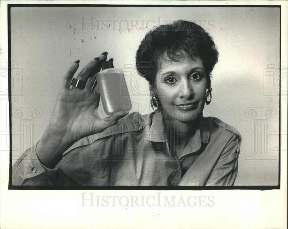 1987 Press Photo Meryl Podden drug free urine bottle - Historic Images