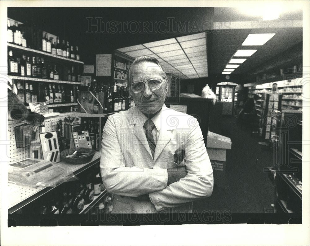1988 Press Photo Edwin H. Holsinger Pharmacist - Historic Images