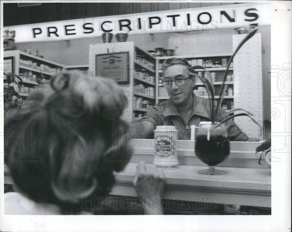 1977 Press Photo drugstore bernie victor drugs - Historic Images