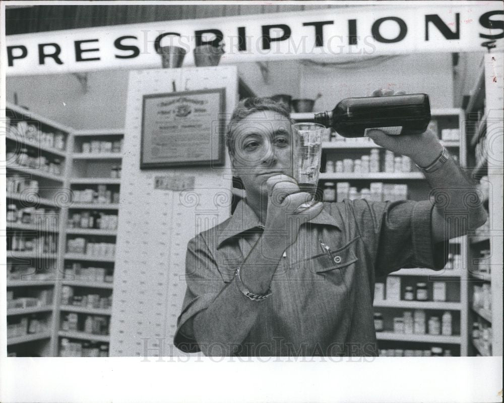 1977 Press Photo Bernie prepares prescription advice - Historic Images