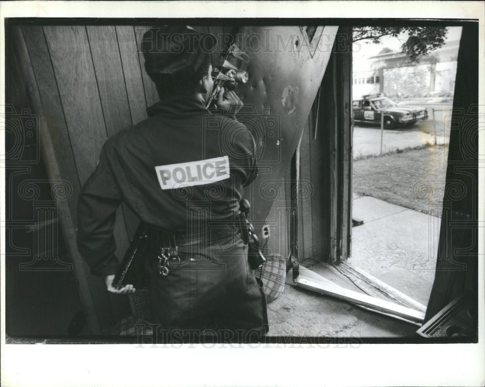 1990 Press Photo drug raid police officer door hinges - Historic Images