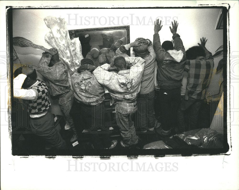1987 Press Photo Raid - undercover narcotics officer - Historic Images