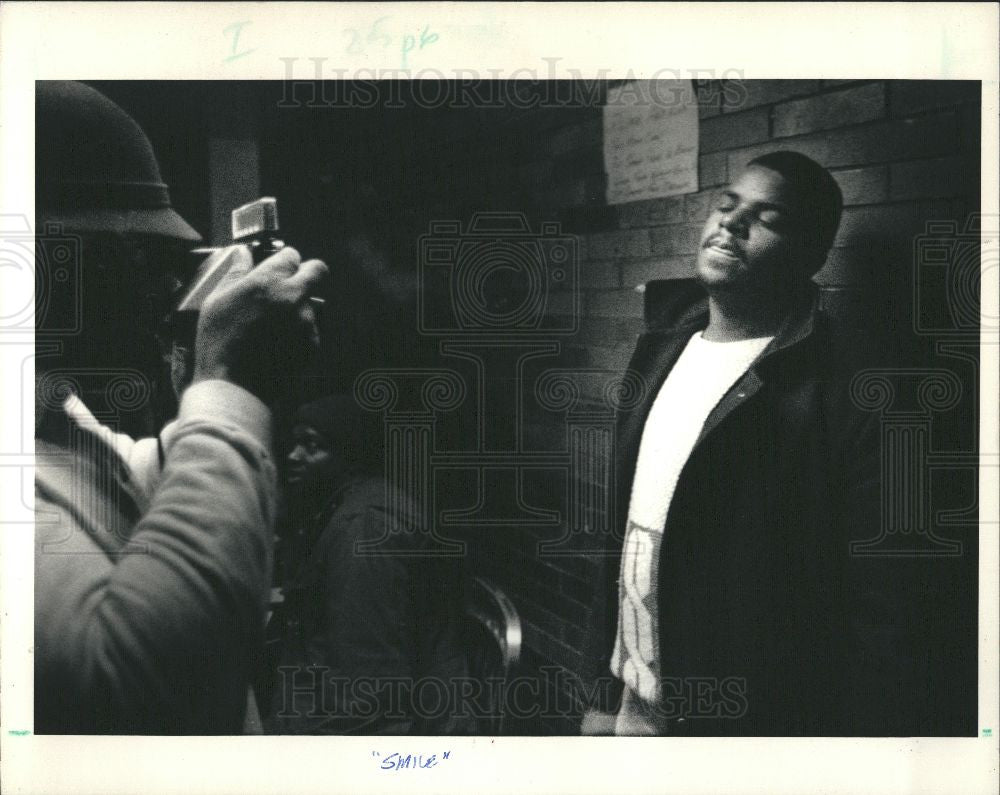 1986 Press Photo drug raid smile - Historic Images
