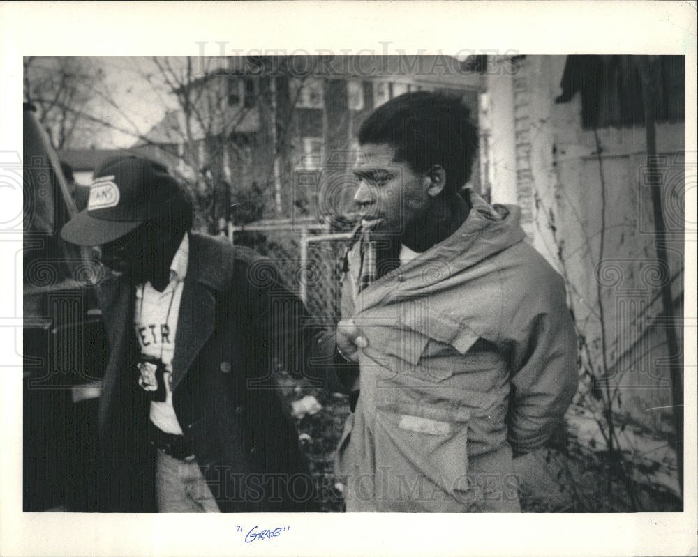 1986 Press Photo Drug raid  narcotic officer - Historic Images