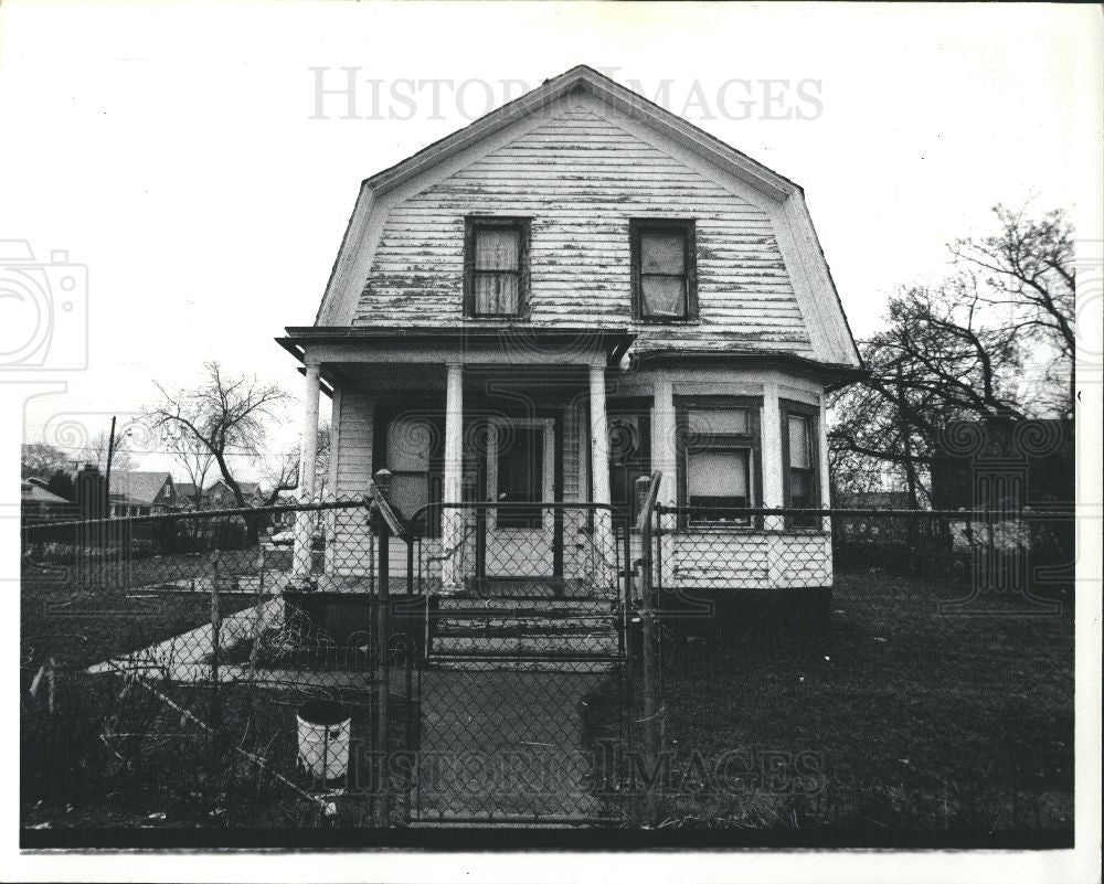 1983 Press Photo Ronald Akins house death drug abuse - Historic Images