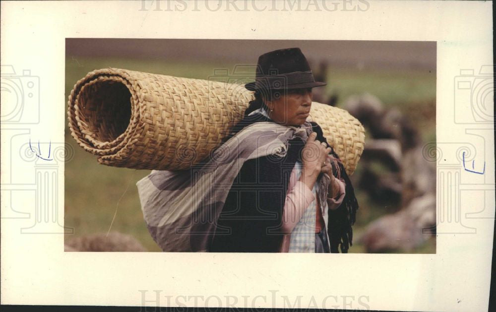 1991 Press Photo Ecuador tapestry South American woman - Historic Images