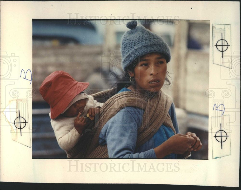 1991 Press Photo Indian market southern Ecuador baby - Historic Images