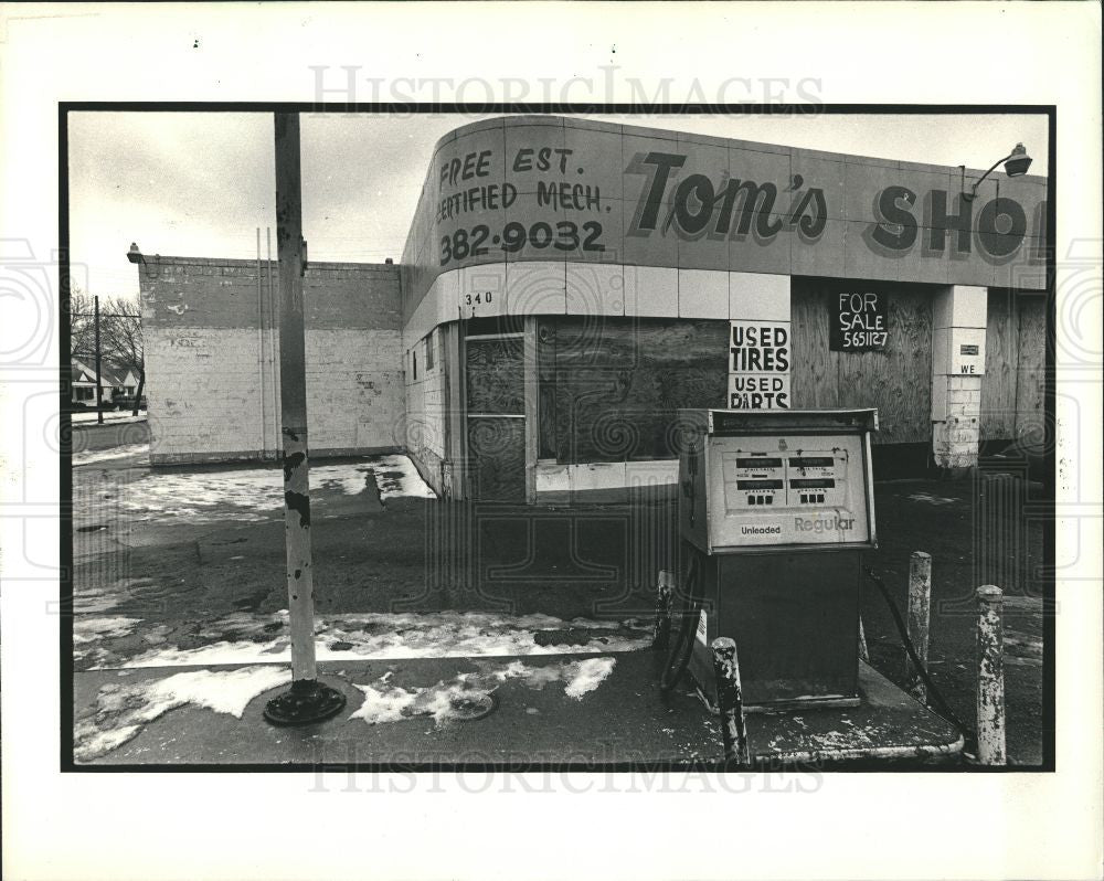 1987 Press Photo Tom&#39;s Shop Ecorse Gas Station Economy - Historic Images