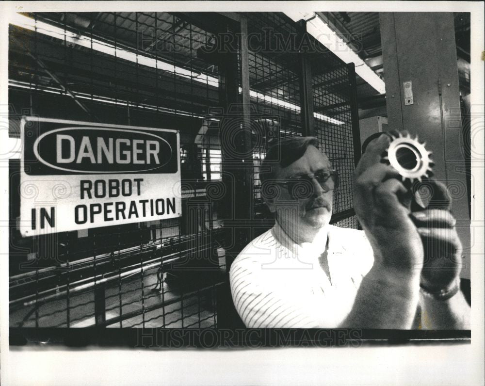 1989 Press Photo Gene Green and his cam gear - Historic Images