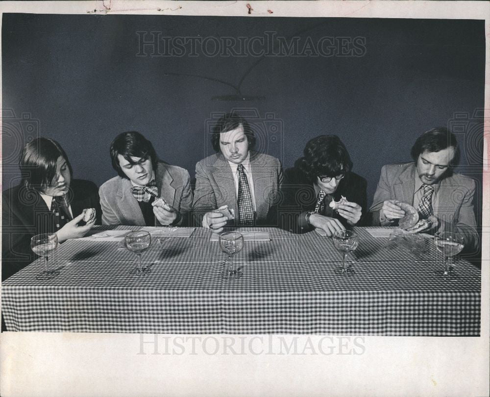 1974 Press Photo eating Fast Food Kings testing table - Historic Images
