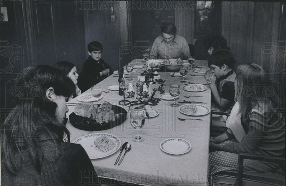 1974 Press Photo Roney Family Eating Dinner Table Chris - Historic Images