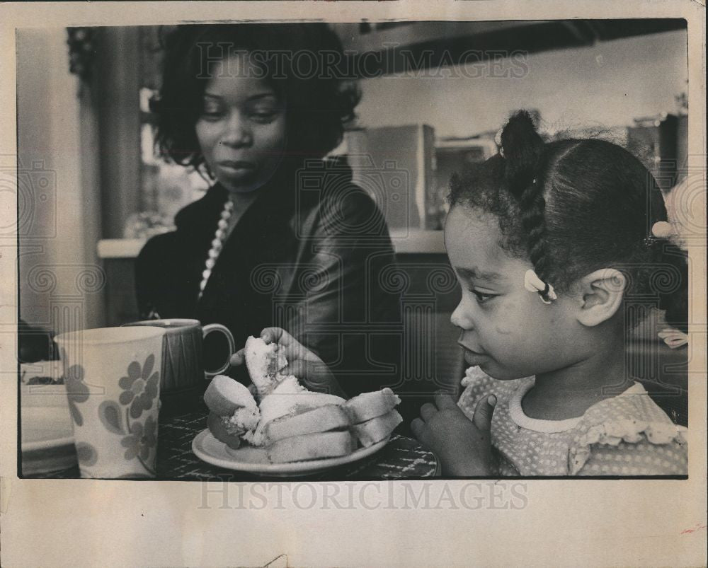 1973 Press Photo Sonya Armstrong Salvation Army meal - Historic Images