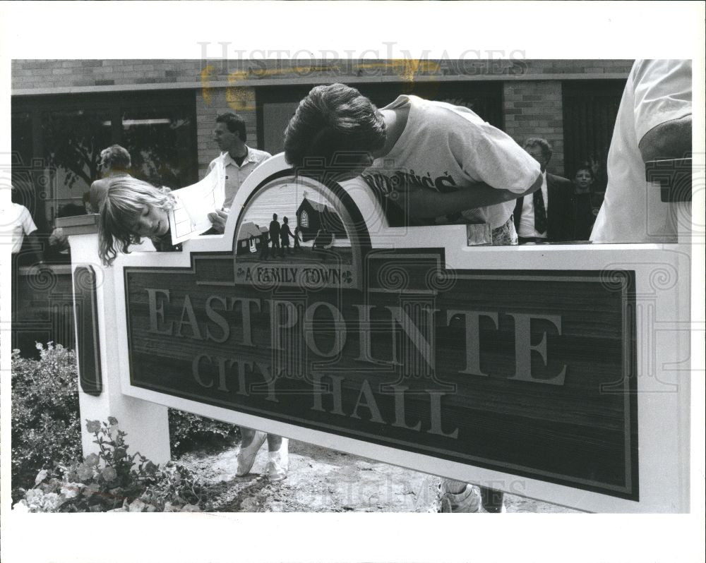 1992 Press Photo Eastpointe City Hall unveiling - Historic Images