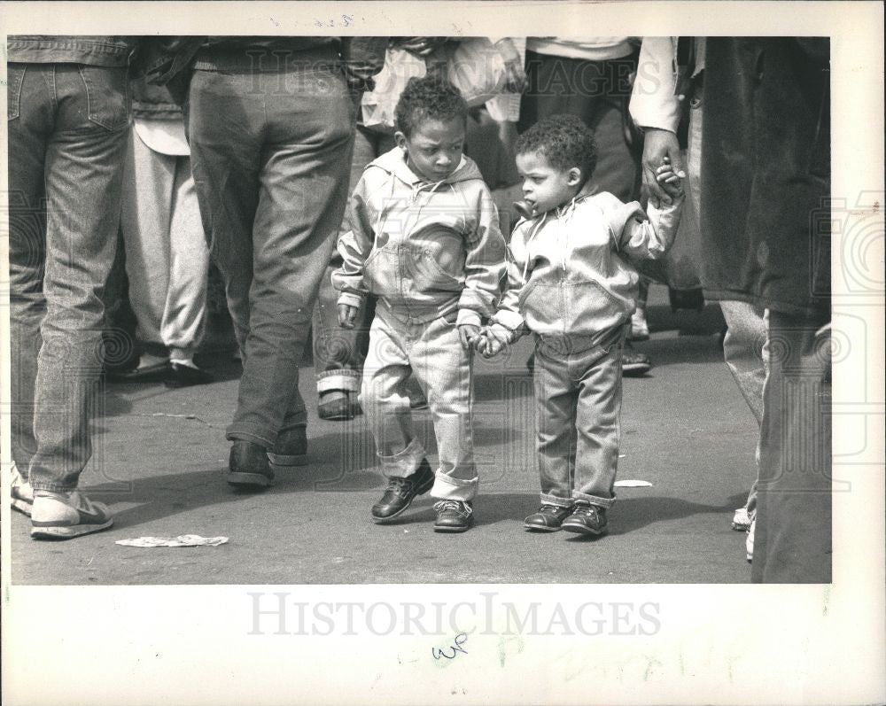 1989 Press Photo Two kids - eastern market - Detroit 89 - Historic Images